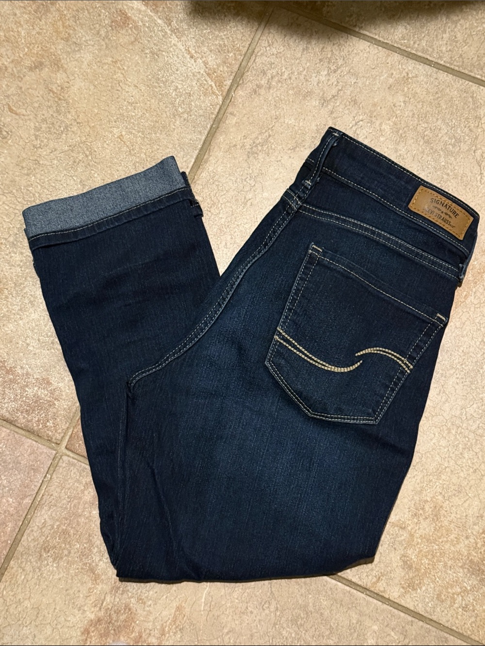 Signature Dark Wash Women's Capri Jeans - Blue